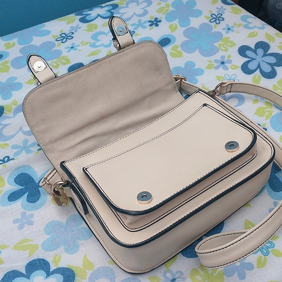 🏷️2/$15 Hibou Crossbody Bag - Picture 2 of 4
